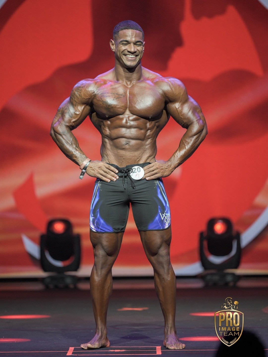 Elton Pinto Mota on stage at the 2025 Mr Big Evolution Portugal Pro wearing competitor number 20