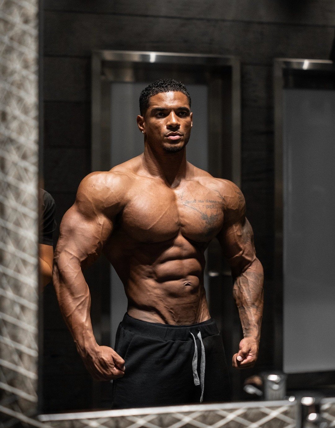 Elton Pinto Mota posing in the gym