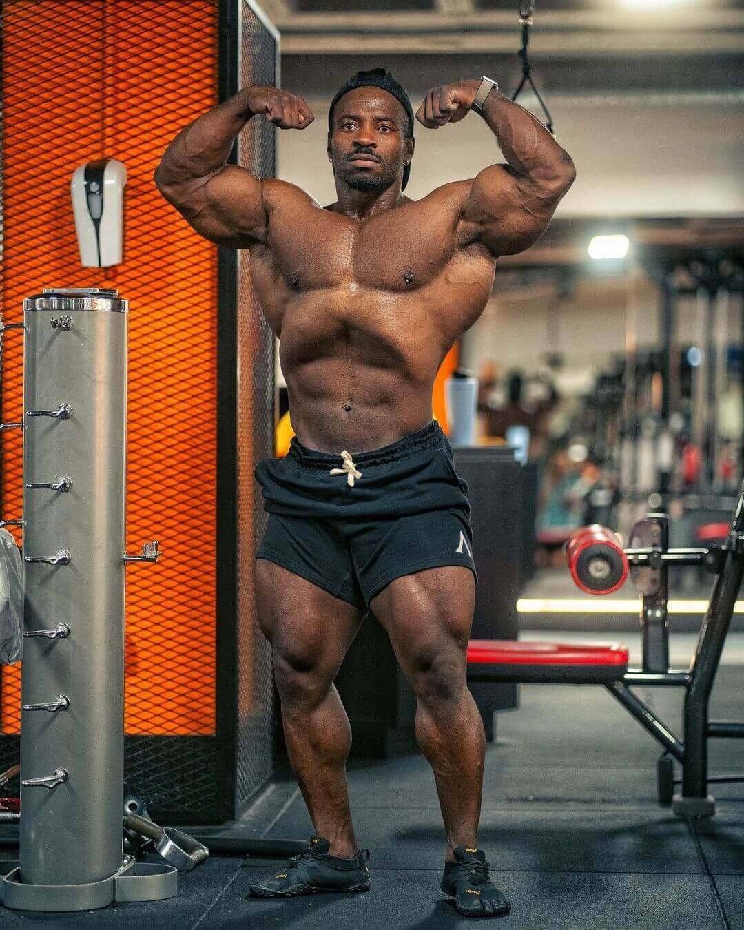 Jose María Mete Bueriberi doing a double-biceps pose in the gym