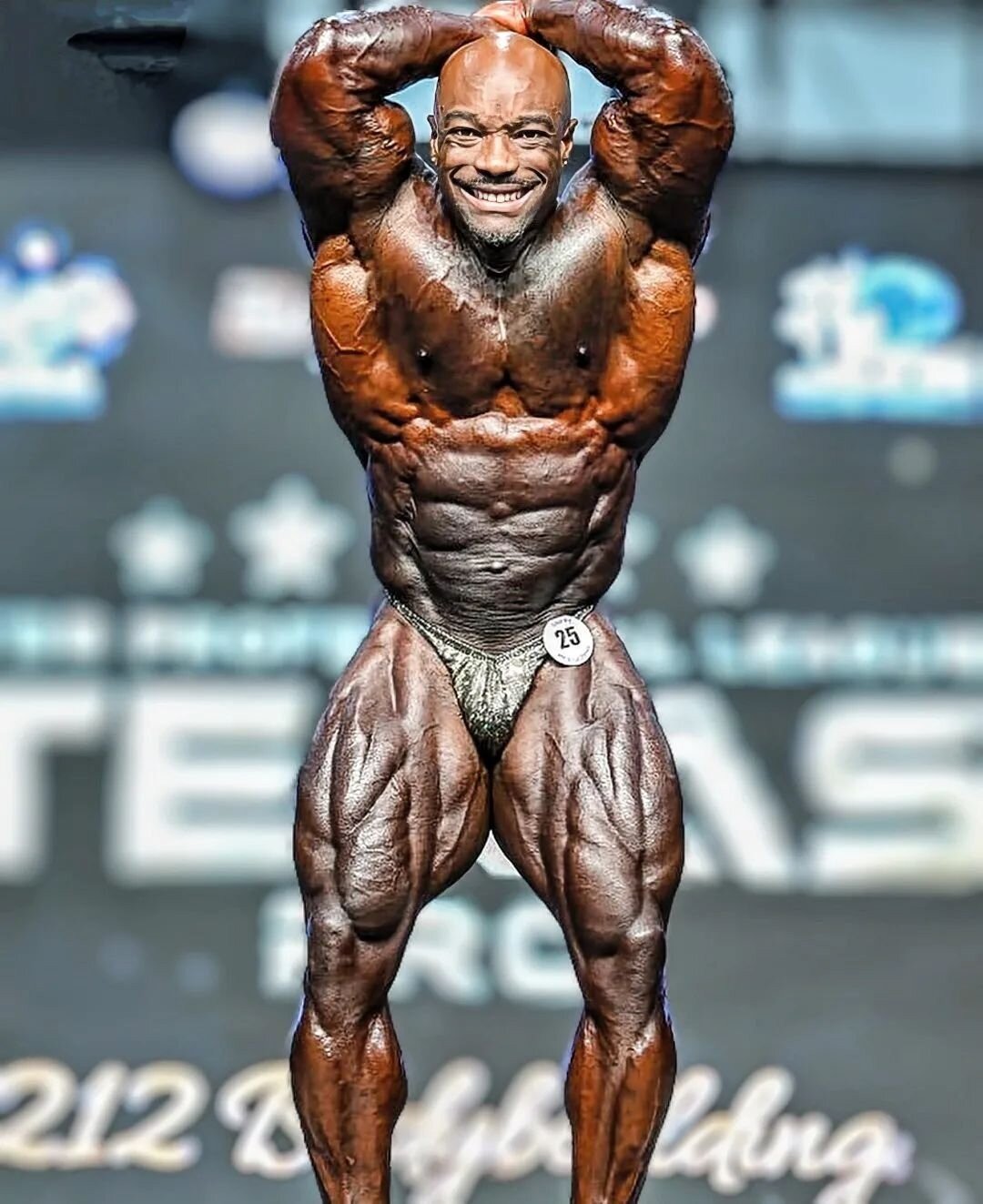 Kerrith Bajjo hitting an abdominal and thigh pose on stage