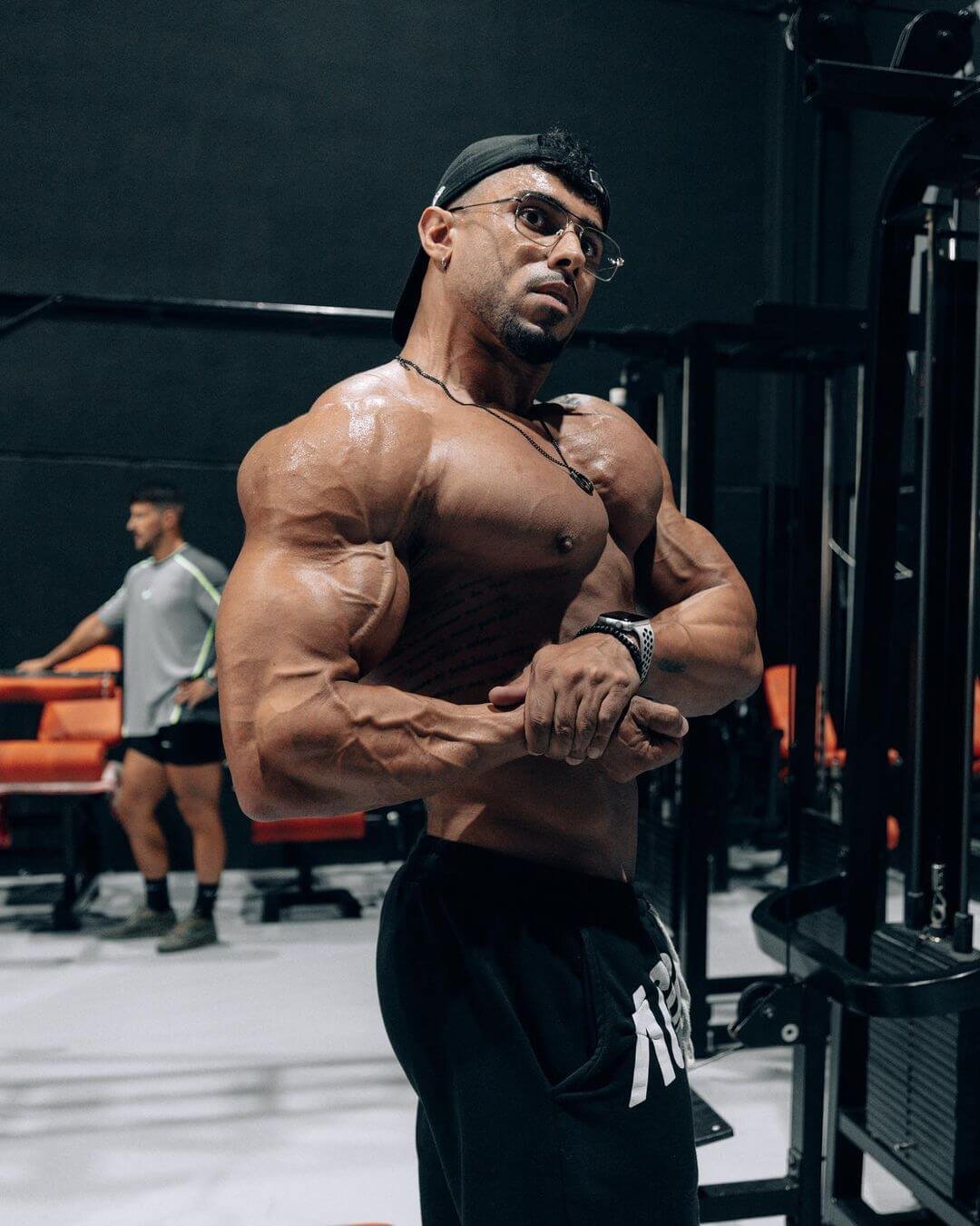 Mauro Fialho in a gym, cap and glasses, arms crossed