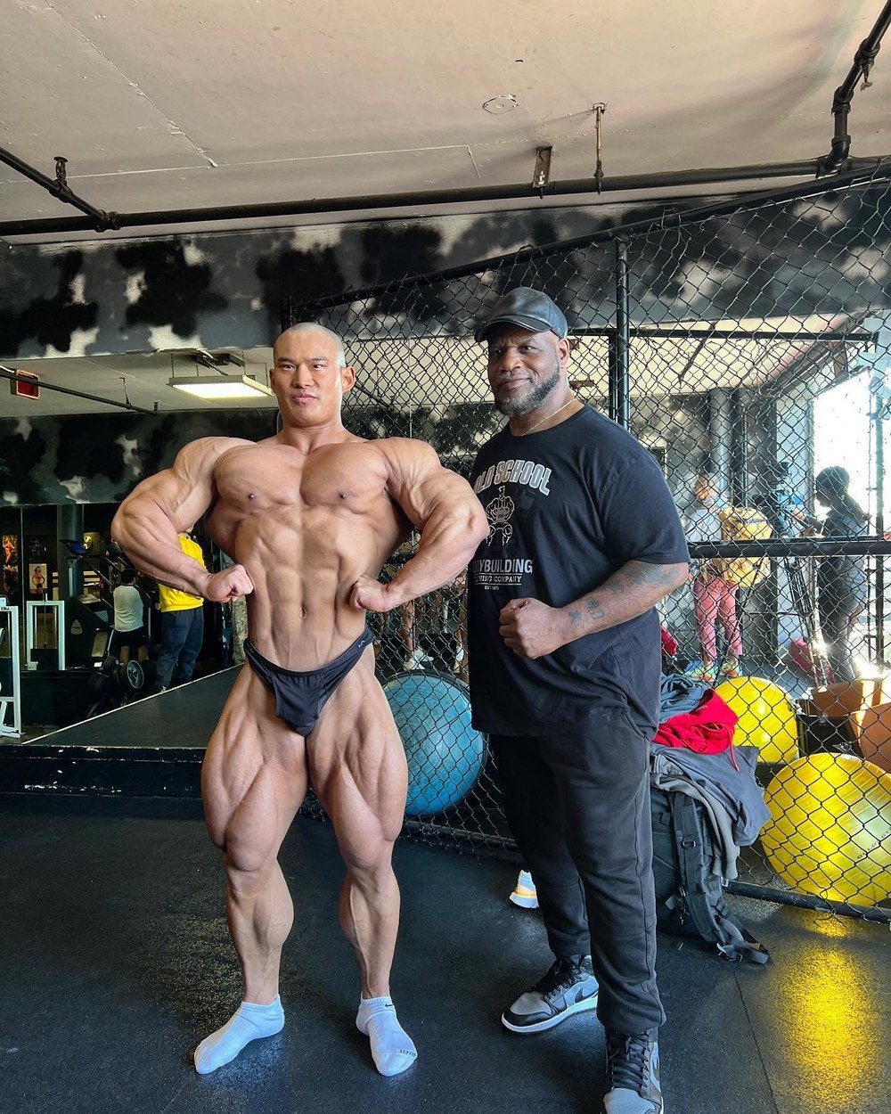 Ping Yun Long posing on the pro stage