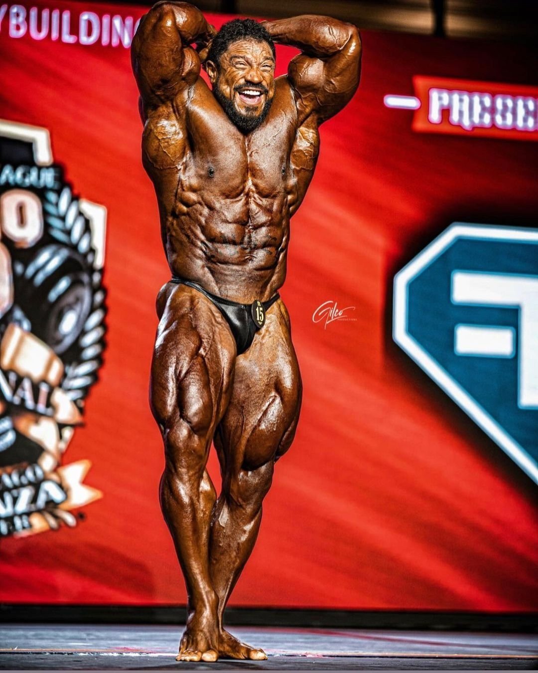 Roelly Winklaar hitting an abdominal and thigh pose on stage