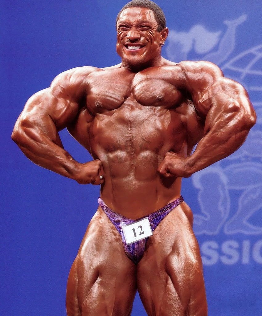 Roelly Winklaar double biceps pose on stage