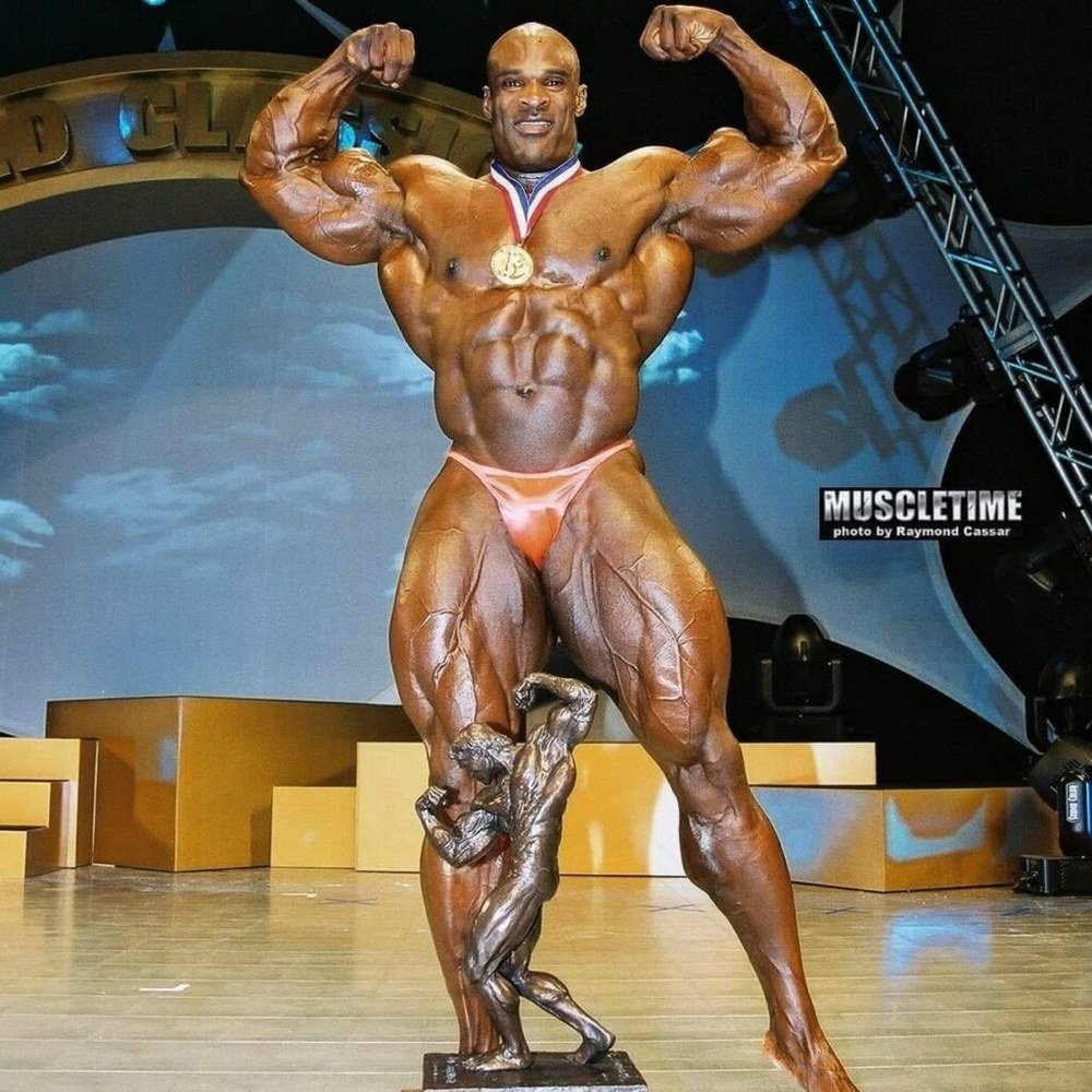 Ronnie Coleman holding the Sandow trophy