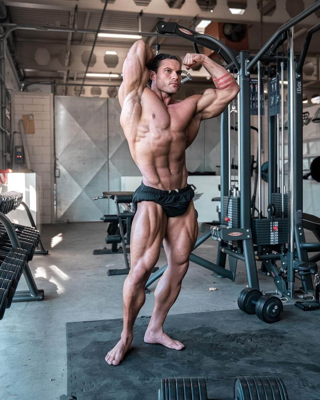 Tavi Castro training in the gym