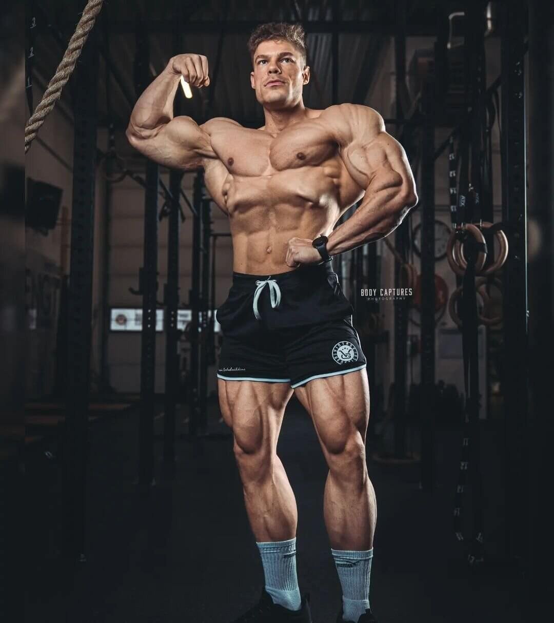 A younger Wesley Vissers posing in the gym
